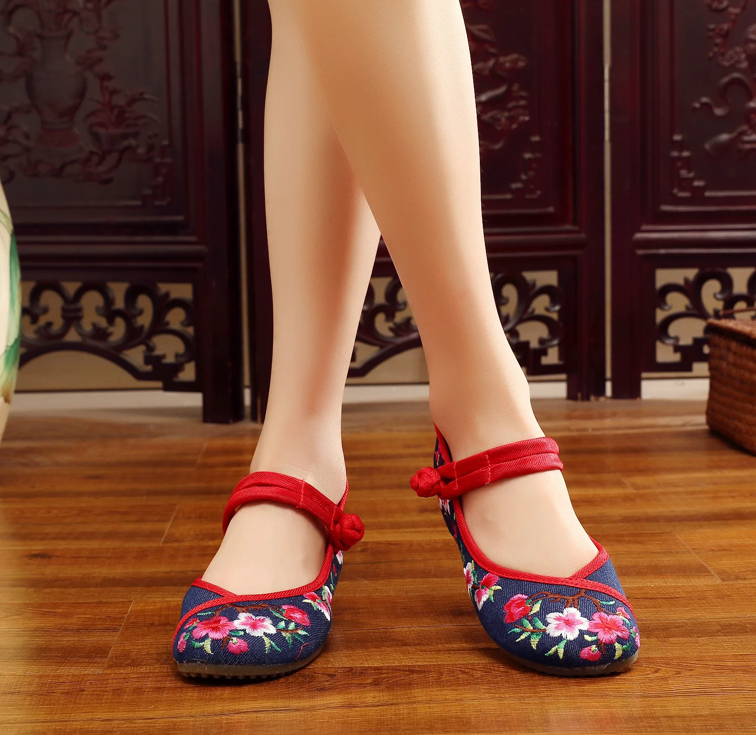 Spring And Summer New Style Peach Blossom Blossoming Square Dance Casual Shoes Old Beijing Embroidery Cloth Shoes Female Cloth S
Spring And Summer New Style Peach Blossom Blossoming Square Dance Casual Shoes Old Beijing Embroidery Cloth Shoes Female Cloth S