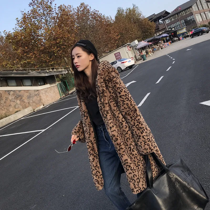 Winter 2019 New Fashion Leopard-print Furry Hat Overcoat Imitating Rex Rabbit Hair Medium-long Leather Thermal Coat
Winter 2019 New Fashion Leopard-print Furry Hat Overcoat Imitating Rex Rabbit Hair Medium-long Leather Thermal Coat