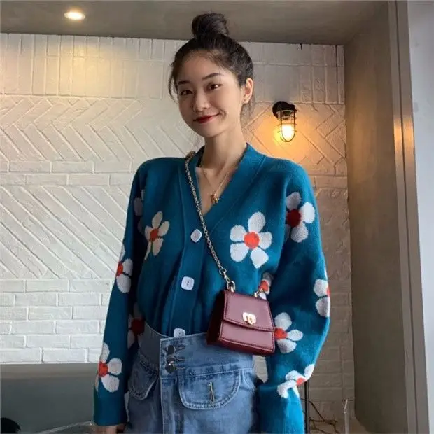Women's sweater in the autumn of 2020 new lazy style loose outer knitted cardigan flower long sleeve short coat
Women's sweater in the autumn of 2020 new lazy style loose outer knitted cardigan flower long sleeve short coat