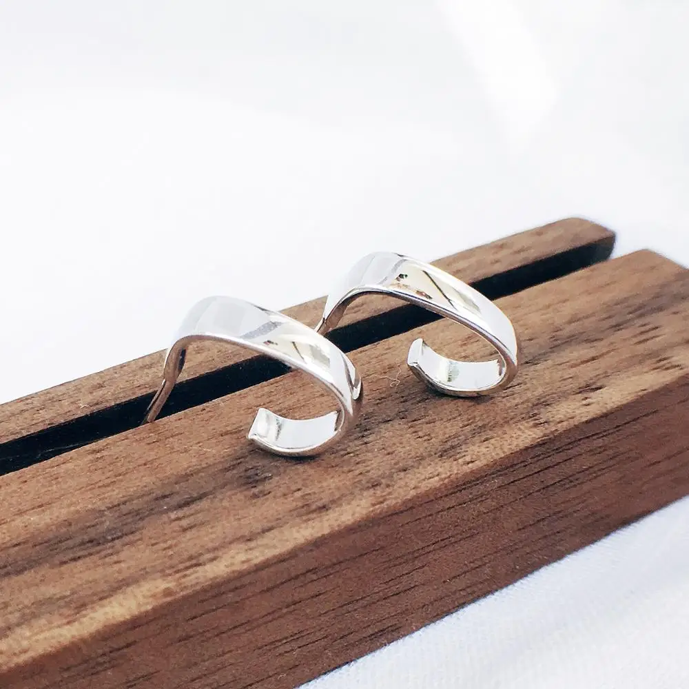 S925 sterling silver fashion simple half wide earring advanced sense small earrings female temperament goddess Earrings
S925 sterling silver fashion simple half wide earring advanced sense small earrings female temperament goddess Earrings