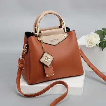 2020 fashion lady handbags PU pure mini durable handbag British style Velcro three-dimensional oblique satchel rivet bag 
2020 fashion lady handbags PU pure mini durable handbag British style Velcro three-dimensional oblique satchel rivet bag