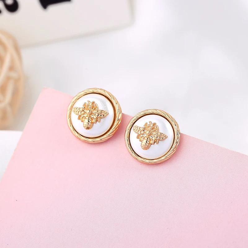 Simple Design Stud Earring For Women Bohemia Fashion Acrylic Pearl Gold Color Bee Earring Appointment Date Gift Jewelry
Simple Design Stud Earring For Women Bohemia Fashion Acrylic Pearl Gold Color Bee Earring Appointment Date Gift Jewelry