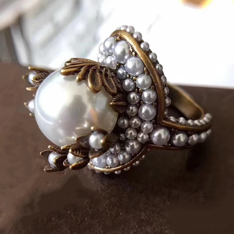 Hot Brand Fashion Pearl Jewelry For Women Vintage Rings Big Pearl Flower Vintage Party Rings Yellow Brass Jewelry Colorful Stone
Hot Brand Fashion Pearl Jewelry For Women Vintage Rings Big Pearl Flower Vintage Party Rings Yellow Brass Jewelry Colorful Stone