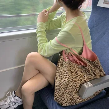 Fashion Leopard Pattern Women Shoulder Bags Large Capacity Ladies Handbags Daily Use Female Shopping Bags Casual Tote Bolsas
Fashion Leopard Pattern Women Shoulder Bags Large Capacity Ladies Handbags Daily Use Female Shopping Bags Casual Tote Bolsas