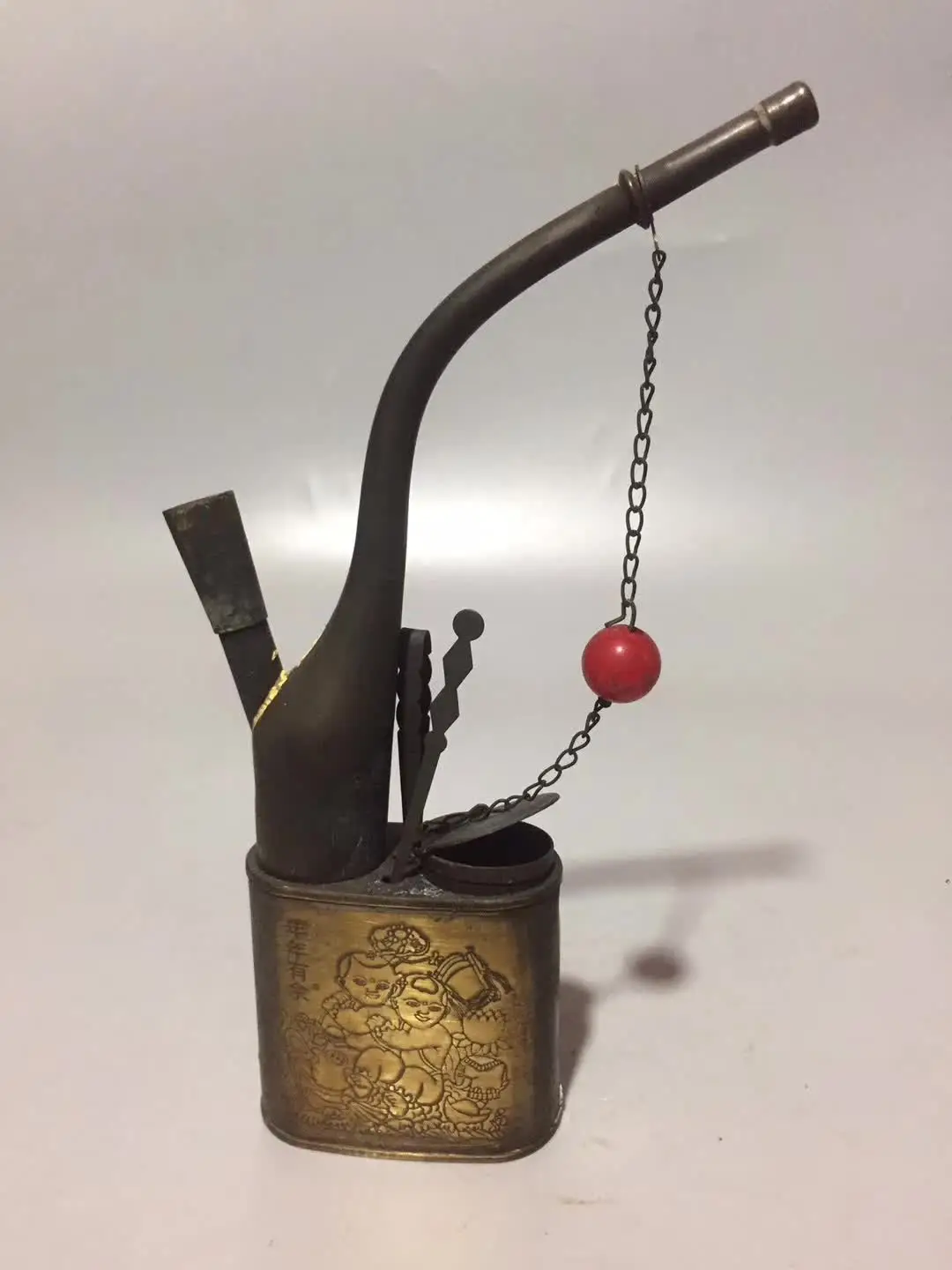 Chinese Pure Brass Carving Flower Smoking Pipe Cigarette Bag Success Wealth God Pipe Home Decoration
Chinese Pure Brass Carving Flower Smoking Pipe Cigarette Bag Success Wealth God Pipe Home Decoration