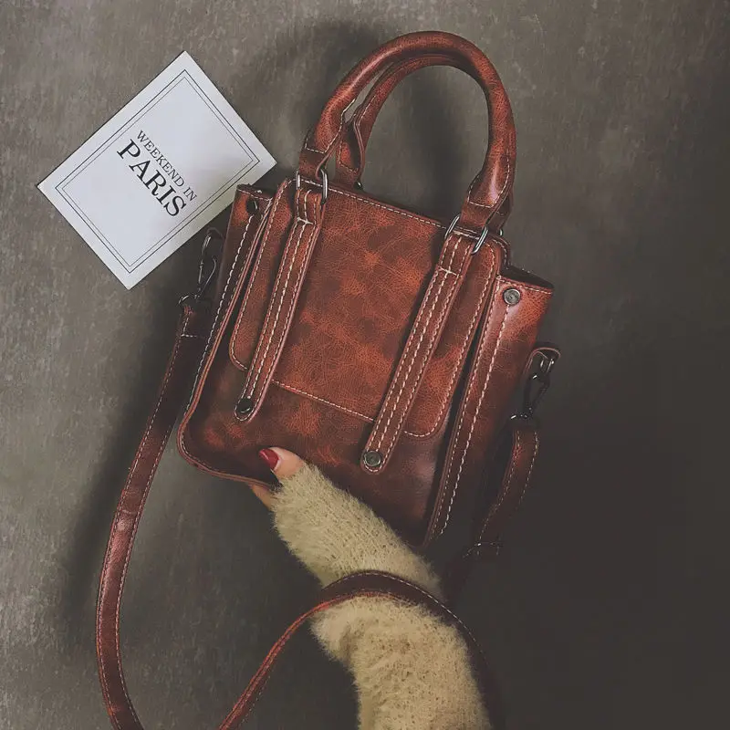 Женская квадратная сумка из искусственной кожи в британском стиле ретро универсальная Студенческая дорожная сумка-мессенджер женская сумка на одно плечо Новинка
Женская квадратная сумка из искусственной кожи в британском стиле ретро универсальная Студенческая дорожная сумка-мессенджер женская сумка на одно плечо Новинка