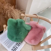 2020 Autumn Winter Women's Faux Fur Bucket Bag Fashion Metal Ring Handbag Soft Plush Fluffy Crossbody Bags Evening Party Clutch
2020 Autumn Winter Women's Faux Fur Bucket Bag Fashion Metal Ring Handbag Soft Plush Fluffy Crossbody Bags Evening Party Clutch