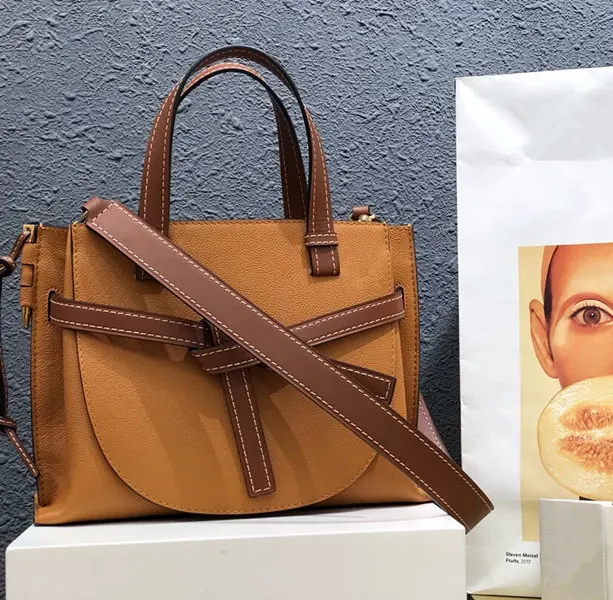 2019 new high-end custom brand-name luxury handbags ms head layer cowhide make hand the bill of lading shoulder bag
2019 new high-end custom brand-name luxury handbags ms head layer cowhide make hand the bill of lading shoulder bag