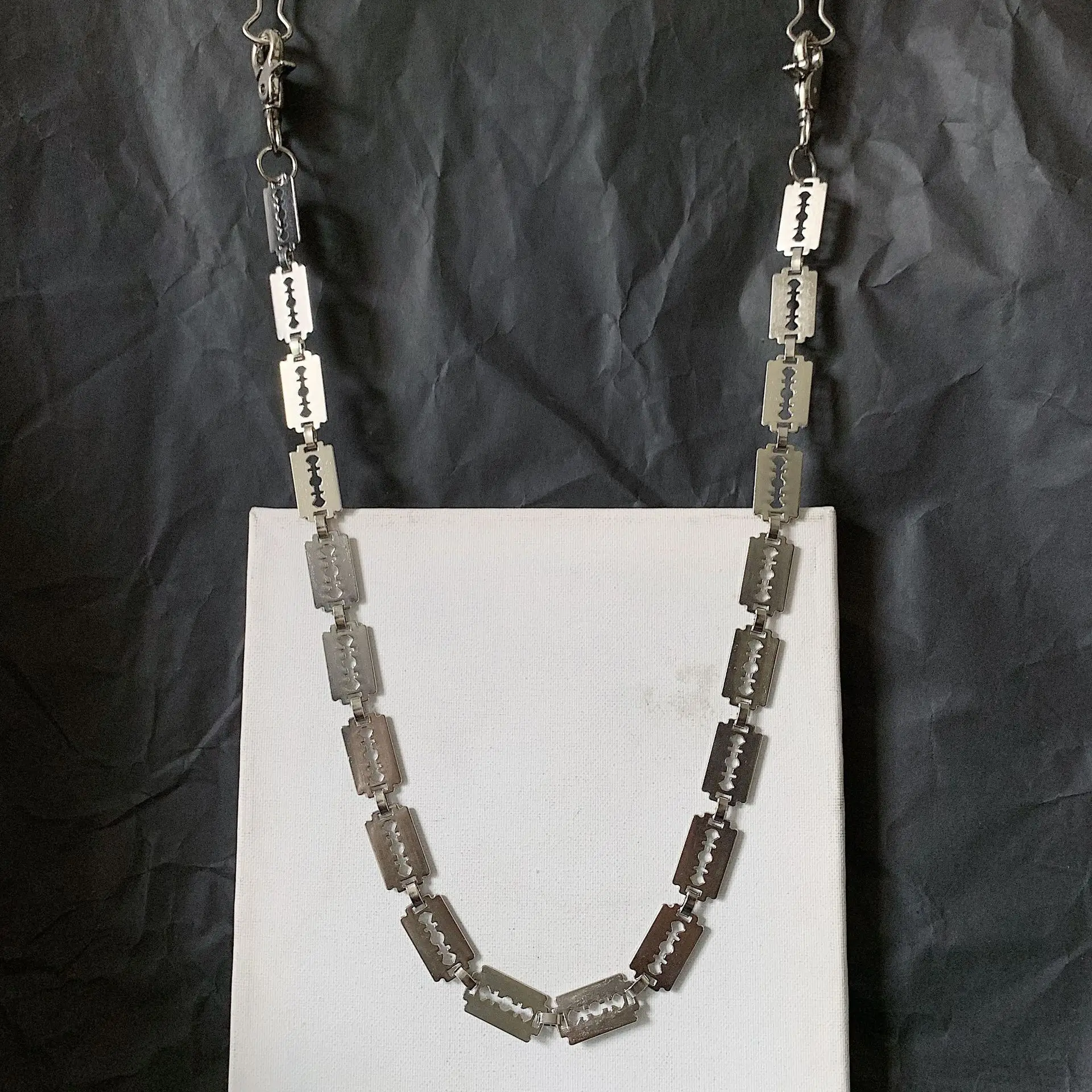 High quality razor blade chain chain Punk Dark Ins pilot Chill niche custom waist chain for men and women
High quality razor blade chain chain Punk Dark Ins pilot Chill niche custom waist chain for men and women