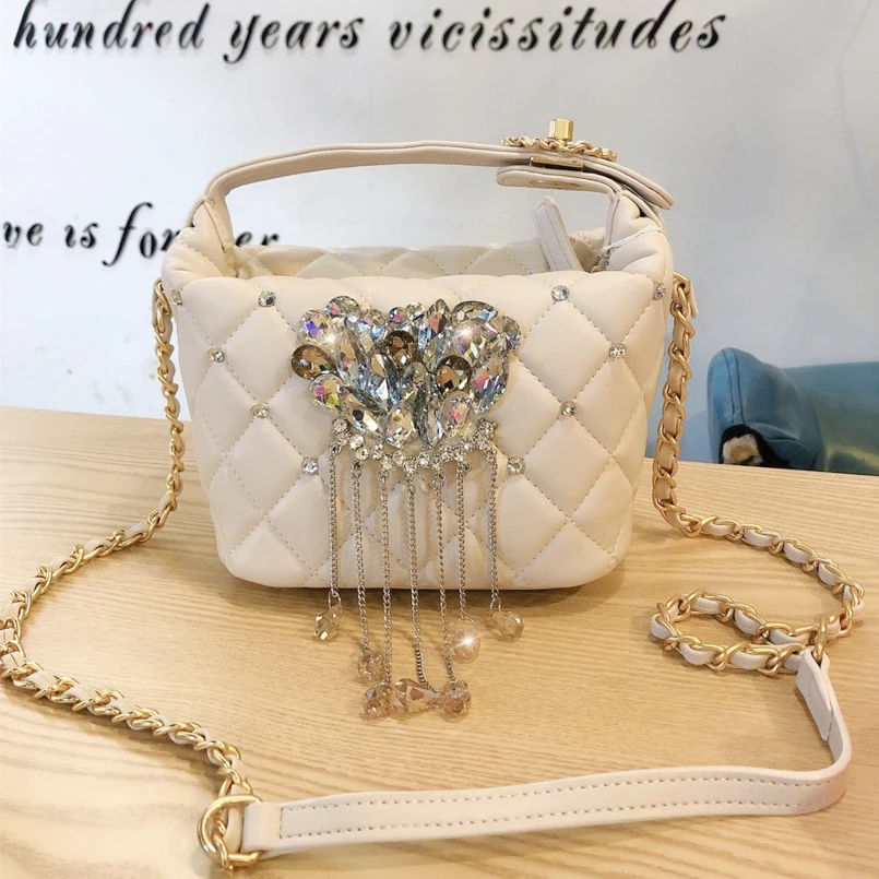 Rhinestone Small Luxury Handbag Brand 2020 Diamond Leather Shoulder Bag Rivet Ladies High-Quality Vintage Charm Women Bag Sac a
Rhinestone Small Luxury Handbag Brand 2020 Diamond Leather Shoulder Bag Rivet Ladies High-Quality Vintage Charm Women Bag Sac a