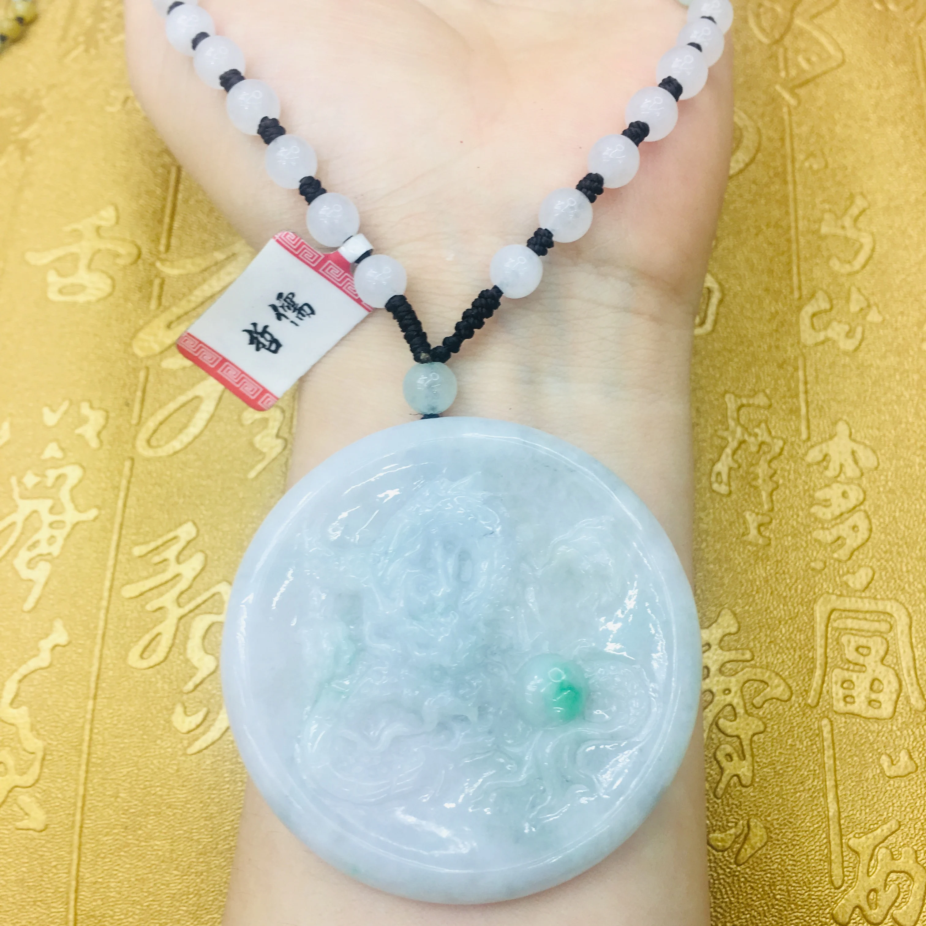 Natural JADESt Pendant Carved Ice Bottom Oil Station Guanyin Pendant with Tri-Color Bead Necklace Elegant Ms. Clavicle Chain
Natural JADESt Pendant Carved Ice Bottom Oil Station Guanyin Pendant with Tri-Color Bead Necklace Elegant Ms. Clavicle Chain