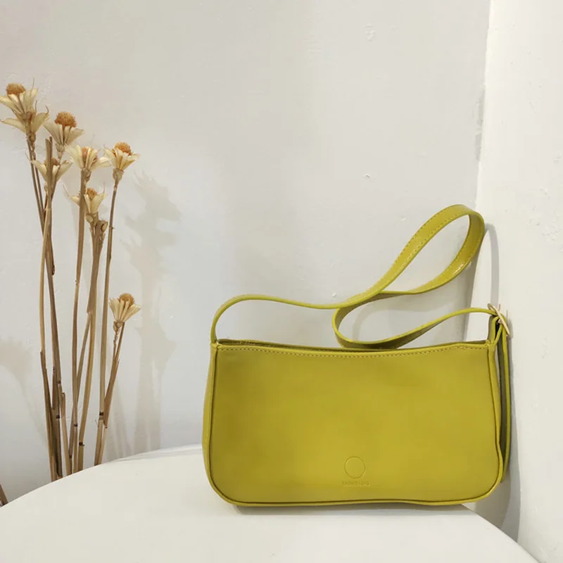 spring 2020 new niche design goes with a solid color baguette underarm one-shoulder bag trend
spring 2020 new niche design goes with a solid color baguette underarm one-shoulder bag trend
