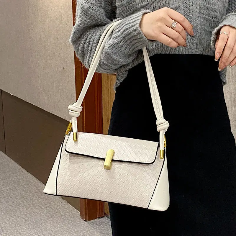 Shoulder bag women's bag autumn and winter new fashion simple single shoulder bag temperament versatile cross bag foreign style
Shoulder bag women's bag autumn and winter new fashion simple single shoulder bag temperament versatile cross bag foreign style