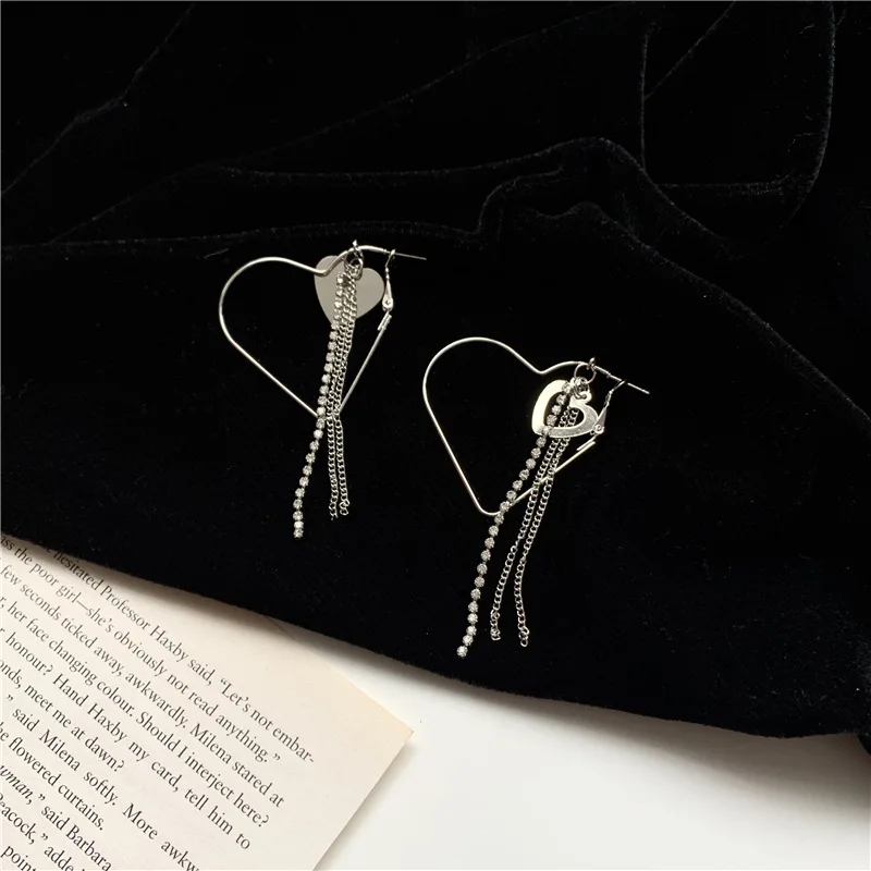 Exaggerat Cutout Lovely Earrings Simple Personality Temperament All-match Crystal Set Tassel Asymmetric Ear Stud Female Jewelry
Exaggerat Cutout Lovely Earrings Simple Personality Temperament All-match Crystal Set Tassel Asymmetric Ear Stud Female Jewelry
