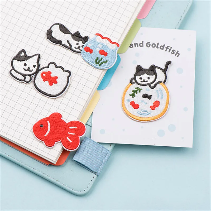 MAXSIN FUN 1 Pc High Quality Embroidered Cute Cat And Goldfish Cartoon Sticker Garment Accessories Iron On Cloth Patch DIY
MAXSIN FUN 1 Pc High Quality Embroidered Cute Cat And Goldfish Cartoon Sticker Garment Accessories Iron On Cloth Patch DIY