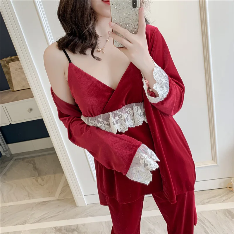 Autumn New Gold Velvet Deep V Lace Sexy Women Robe Set Keep Warm Spaghetti Strap Cardign Trousers Set Sleepwear
Autumn New Gold Velvet Deep V Lace Sexy Women Robe Set Keep Warm Spaghetti Strap Cardign Trousers Set Sleepwear