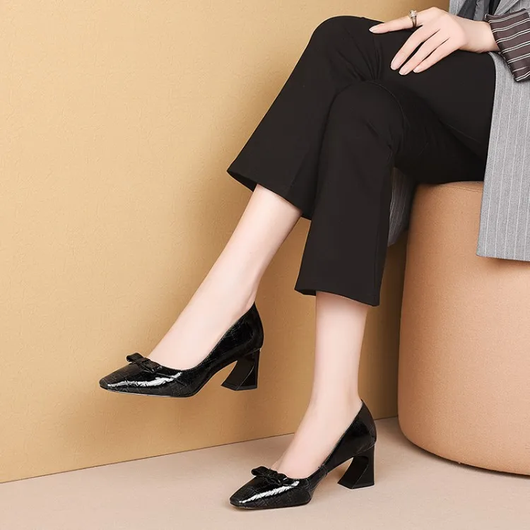 2019 Autumn Fashion Simple Fashion Shoes Women's Square Head Bow Decoration Horseshoe Heel Semi-high Heeled
2019 Autumn Fashion Simple Fashion Shoes Women's Square Head Bow Decoration Horseshoe Heel Semi-high Heeled