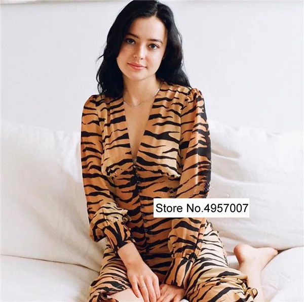 Elfbop Silk 100% Ladies The Vivienne Tiger Printed Long Tailored Bell Sleeve Deep V Neck Nipped Waist Button Front Midi Dress
Elfbop Silk 100% Ladies The Vivienne Tiger Printed Long Tailored Bell Sleeve Deep V Neck Nipped Waist Button Front Midi Dress