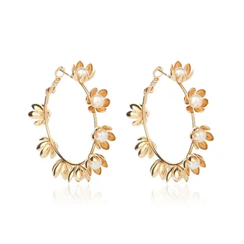 2020 New Fashion Pearl Flower Earrings Exquisite Wreath Metal Stud Earrings
2020 New Fashion Pearl Flower Earrings Exquisite Wreath Metal Stud Earrings
