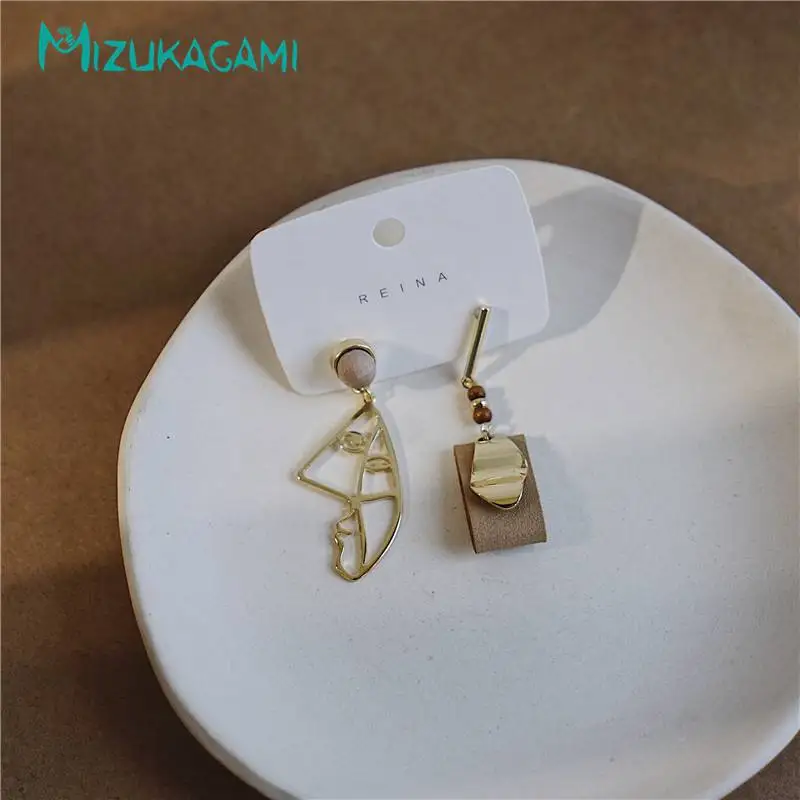 A pair of Abstract Face Personality Earrings Asymmetric Long Paragraph French Earrings Female Retro High Quality Earrings
A pair of Abstract Face Personality Earrings Asymmetric Long Paragraph French Earrings Female Retro High Quality Earrings