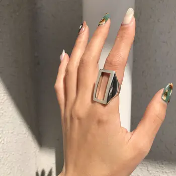 Rectangular hollow ring minimalist unique open ring Celi French style 925 sterling silver female design sense jewelry
Rectangular hollow ring minimalist unique open ring Celi French style 925 sterling silver female design sense jewelry