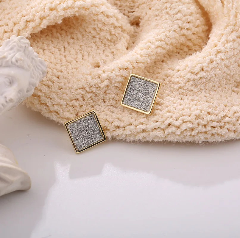 2020 Simple Cute Gold Color Shiny Bling Square Stud Earrings For Women Luxury Rhinestone Geometry Stud Earring Jewelry 
2020 Simple Cute Gold Color Shiny Bling Square Stud Earrings For Women Luxury Rhinestone Geometry Stud Earring Jewelry
