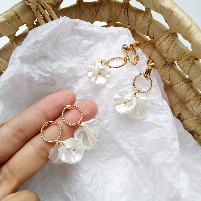 Small White Resin Shell Shape Flower Eardrop Clip Earrings Without Piercing Elegant No Ears Hole Clip on Earrings Women
Small White Resin Shell Shape Flower Eardrop Clip Earrings Without Piercing Elegant No Ears Hole Clip on Earrings Women