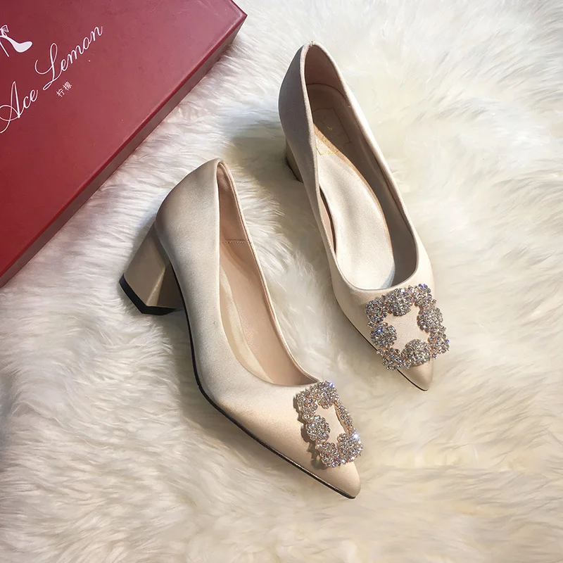 Champagne Women tired free Pumps Bride Wedding Shoes Rhinestone Lady Thick Heels New Women Comfortable Shoe with Buckle
Champagne Women tired free Pumps Bride Wedding Shoes Rhinestone Lady Thick Heels New Women Comfortable Shoe with Buckle