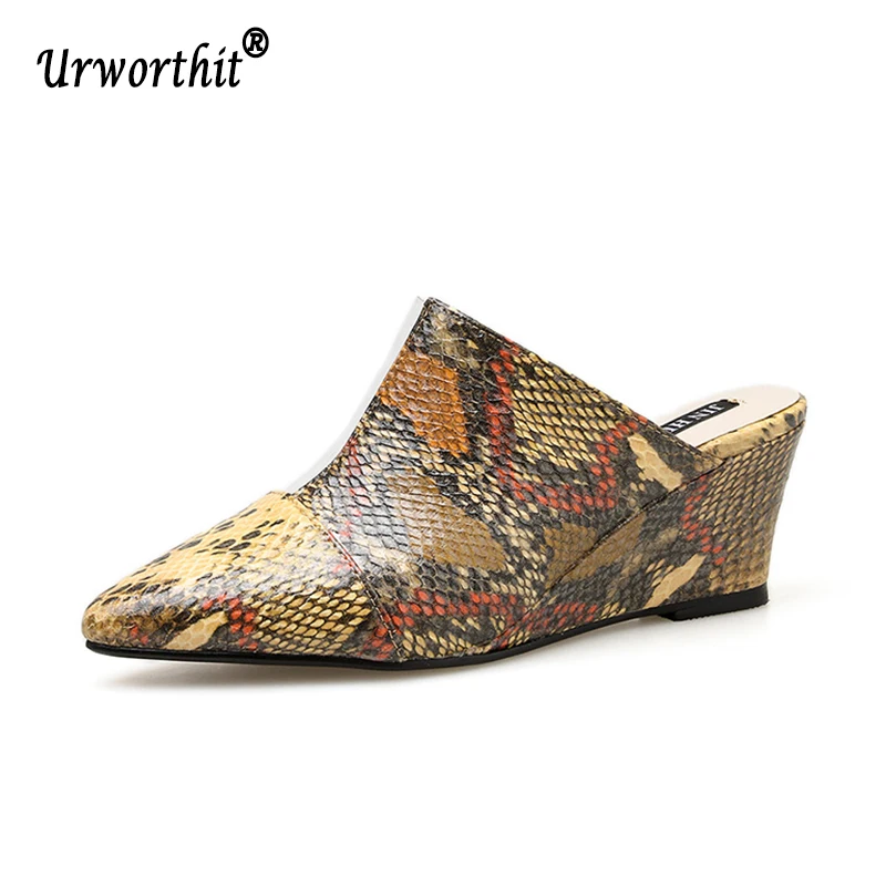 2019 Summer New Luxury Women Transparent Snakeskin Wedges Slippers Retro Lady High Heels Designer Serpentine Slides Party Shoes
2019 Summer New Luxury Women Transparent Snakeskin Wedges Slippers Retro Lady High Heels Designer Serpentine Slides Party Shoes