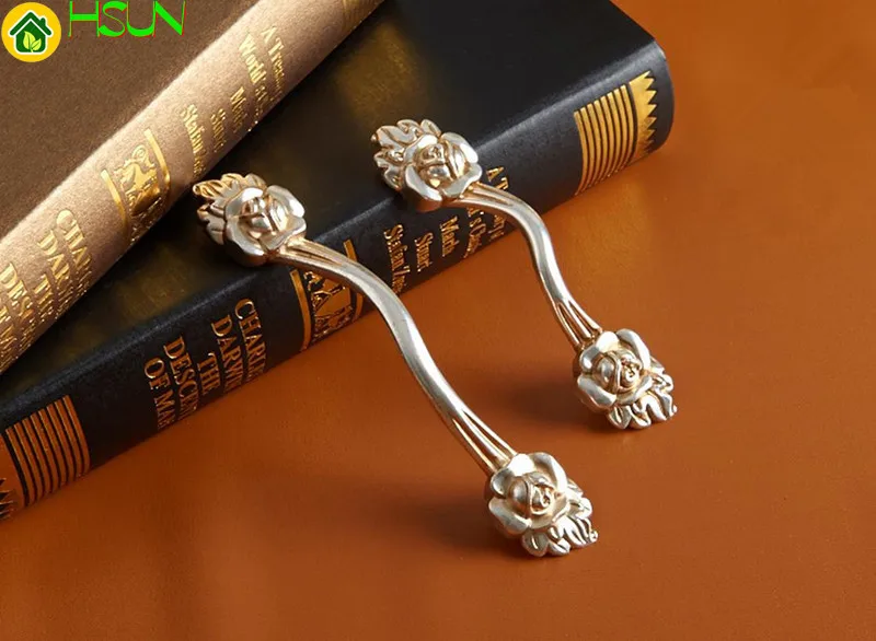 Shabby Chic Rose Flower Dresser Pulls Handle Antique Silver Cabinet Knobs Drawer Handle Countryside Cupboard Knob Hardware
Shabby Chic Rose Flower Dresser Pulls Handle Antique Silver Cabinet Knobs Drawer Handle Countryside Cupboard Knob Hardware