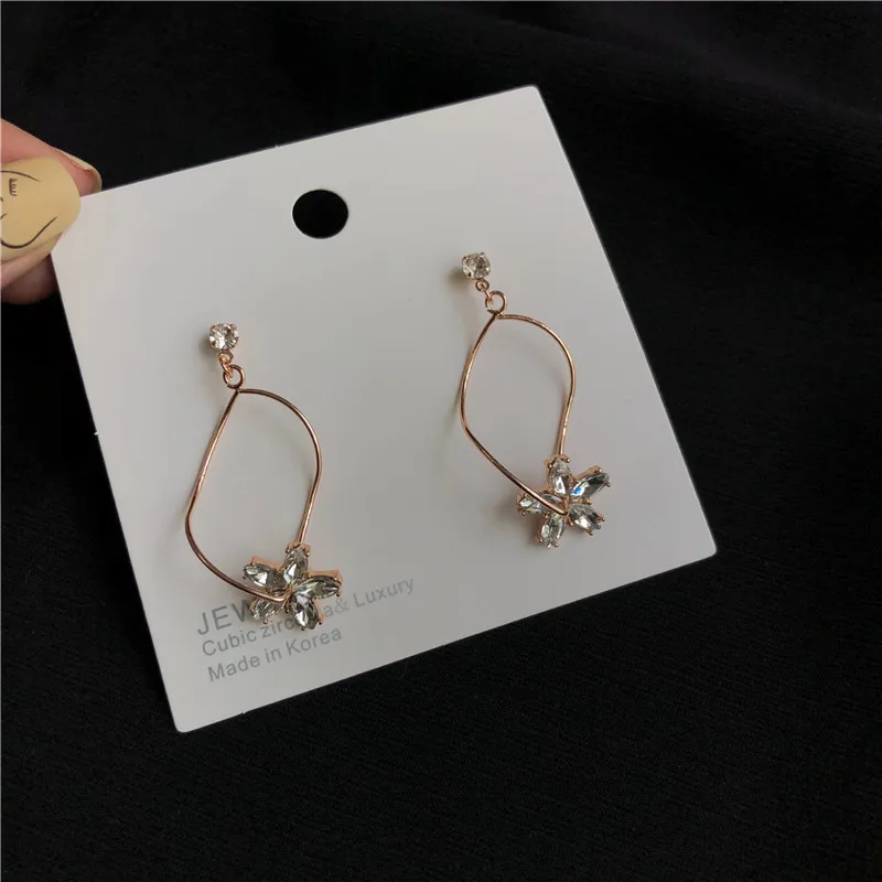 Temperament simple flower ear nail girl personality irregular wavy geometric earrings
Temperament simple flower ear nail girl personality irregular wavy geometric earrings