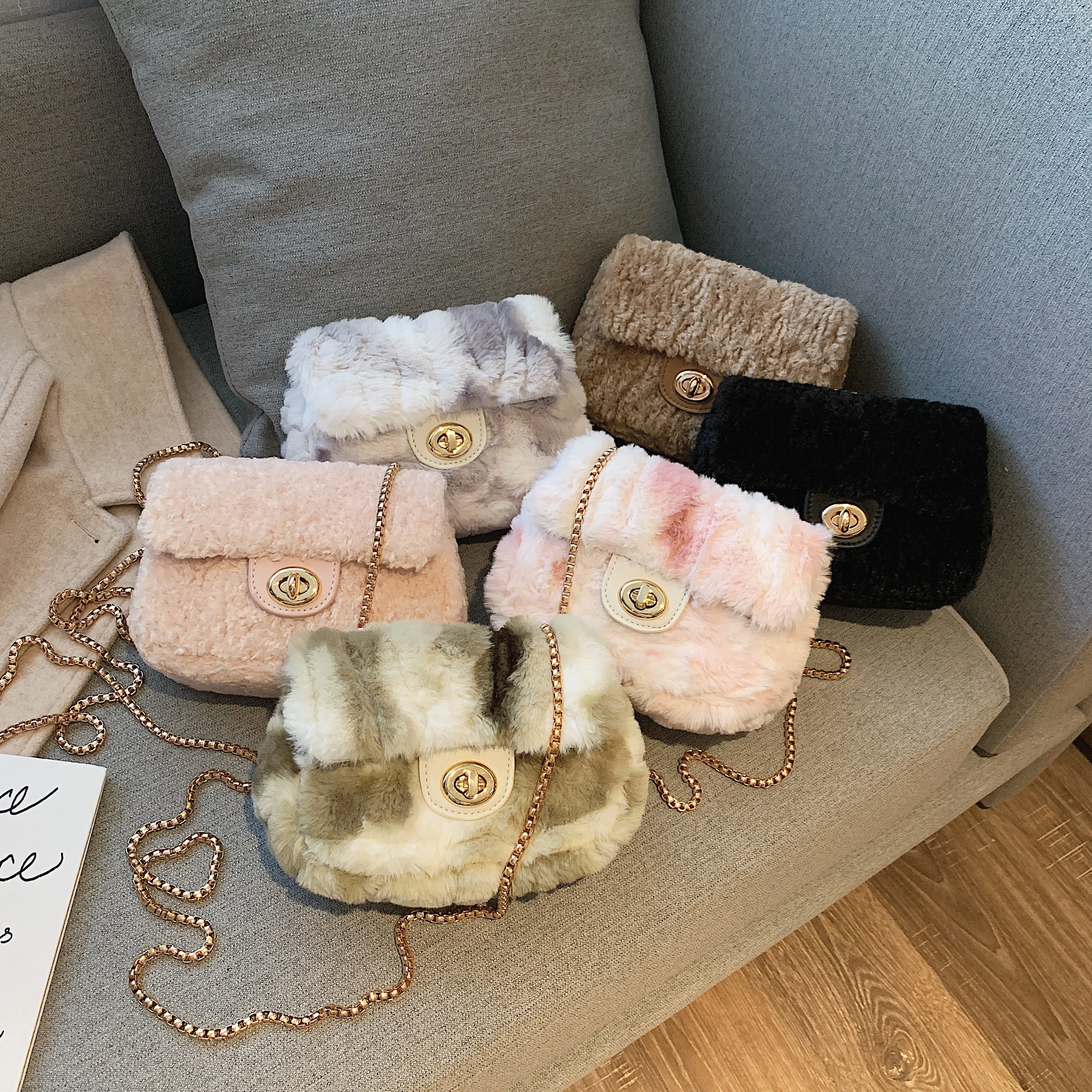 Elegant Female Plush Flap Bag Soft Woolen Plush Women Bag Chain Shoulder Messenger Bag Simple Square bag
Elegant Female Plush Flap Bag Soft Woolen Plush Women Bag Chain Shoulder Messenger Bag Simple Square bag