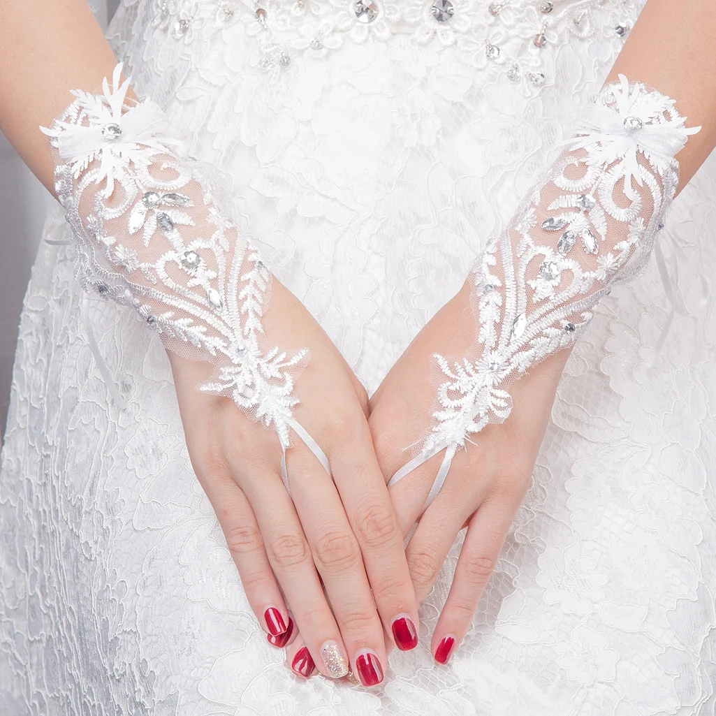 New Short White Lace Wedding Gloves Wrist Length Appliqued Beaded Woman Bridal Party Sheer Gloves Guantes Transparentes 
New Short White Lace Wedding Gloves Wrist Length Appliqued Beaded Woman Bridal Party Sheer Gloves Guantes Transparentes