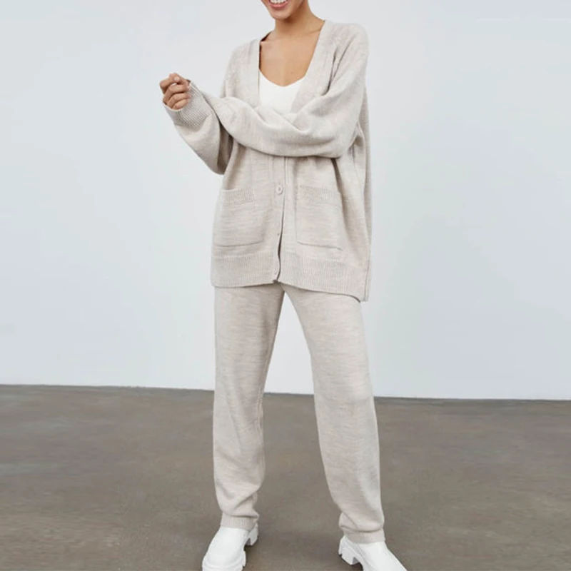 Осенний вязаный комплект из двух предметов, женские свитера, кардиган с V-образным вырезом и длинным рукавом, брюки на шнуровке, костюм, женские милые повседневные трикотажные комплекты
Осенний вязаный комплект из двух предметов, женские свитера, кардиган с V-образным вырезом и длинным рукавом, брюки на шнуровке, костюм, женские милые повседневные трикотажные комплекты