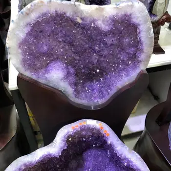 Natural amethyst hole decoration degaussing purification treasure pot Fengshui stone town house money bag
Natural amethyst hole decoration degaussing purification treasure pot Fengshui stone town house money bag