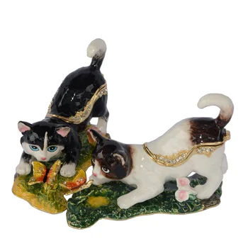 BLack/white Cat Play Butterfly Jewelry Box Cat catches butterfly Trinket Box Collectible statues figurines gifts
BLack/white Cat Play Butterfly Jewelry Box Cat catches butterfly Trinket Box Collectible statues figurines gifts