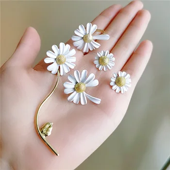 2020 Korean new fashion jewelry personality notch flower daisy alloy paint white asymmetric earring ring elegant female jewelry
2020 Korean new fashion jewelry personality notch flower daisy alloy paint white asymmetric earring ring elegant female jewelry