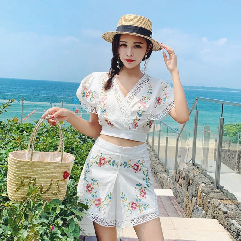 2019 Summer Women Two Piece Set Cross Embroidery V Neck Hollow Out Bandage Short Jacket Tops + High Waist Lace Edge Shorts Suits
2019 Summer Women Two Piece Set Cross Embroidery V Neck Hollow Out Bandage Short Jacket Tops + High Waist Lace Edge Shorts Suits