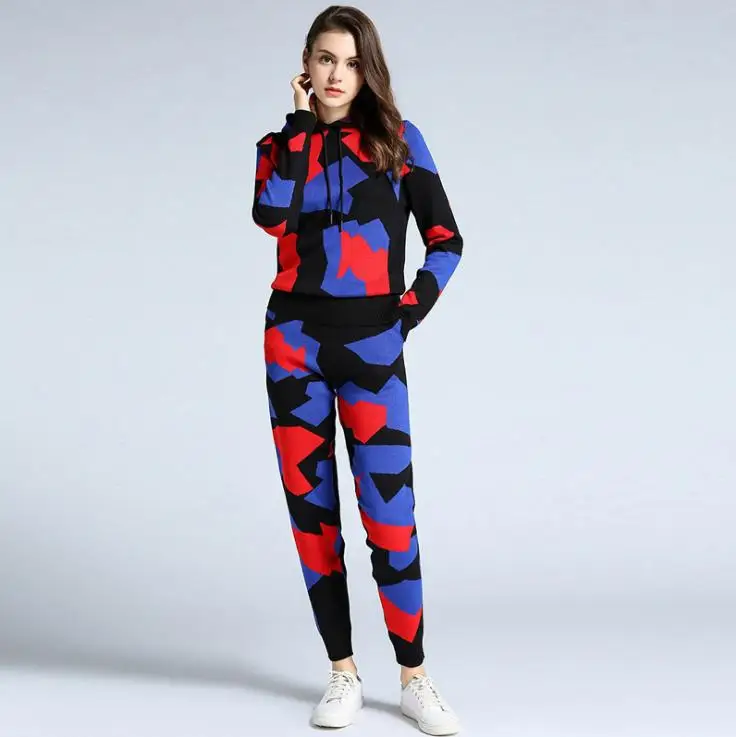 2009 New Fashion Geometric Patterns Printed Suit Two-piece Suit for Women's Leisure Caps and Running Guards
2009 New Fashion Geometric Patterns Printed Suit Two-piece Suit for Women's Leisure Caps and Running Guards
