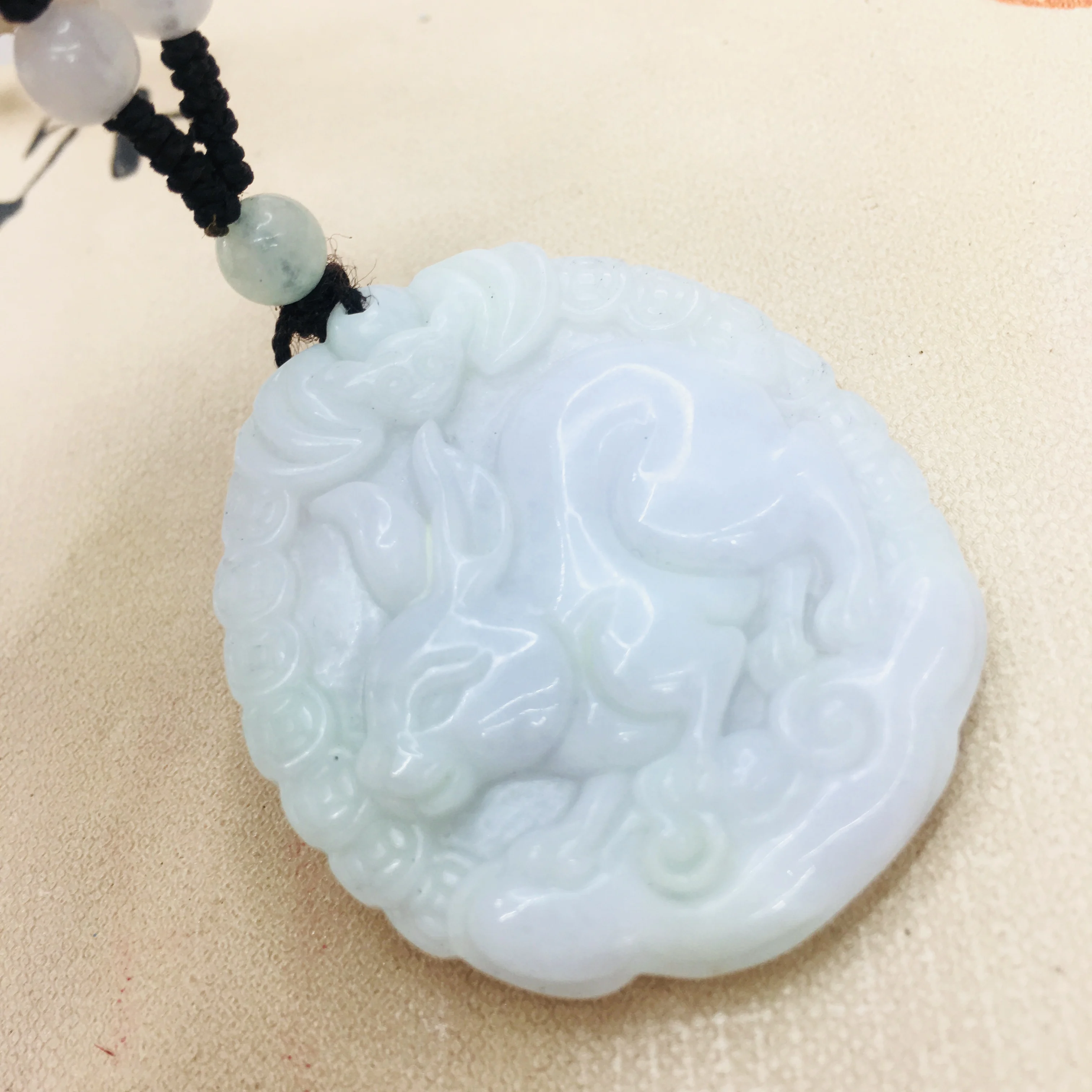 Pure natural Emerald jade handmade hand-shaped heart-shaped rabbit pendant with three-color jade bead necklace male sweater chai
Pure natural Emerald jade handmade hand-shaped heart-shaped rabbit pendant with three-color jade bead necklace male sweater chai