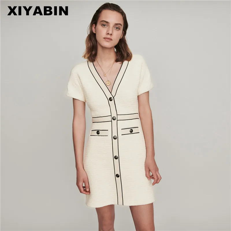 2019 New autumn and winter Women's wear V collar Small fragrant wind High Button waist decorate Dress
2019 New autumn and winter Women's wear V collar Small fragrant wind High Button waist decorate Dress