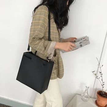 2020 Korean temperament retro square bag portable big bag simple large capacity single shoulder diagonal cross mother bag
2020 Korean temperament retro square bag portable big bag simple large capacity single shoulder diagonal cross mother bag