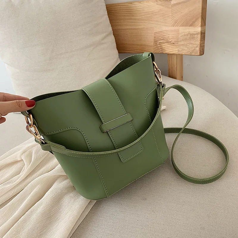 The new Korean version of the simple and fashionable handbag with buckets, handbags, shoulders and oblique shoulders
The new Korean version of the simple and fashionable handbag with buckets, handbags, shoulders and oblique shoulders