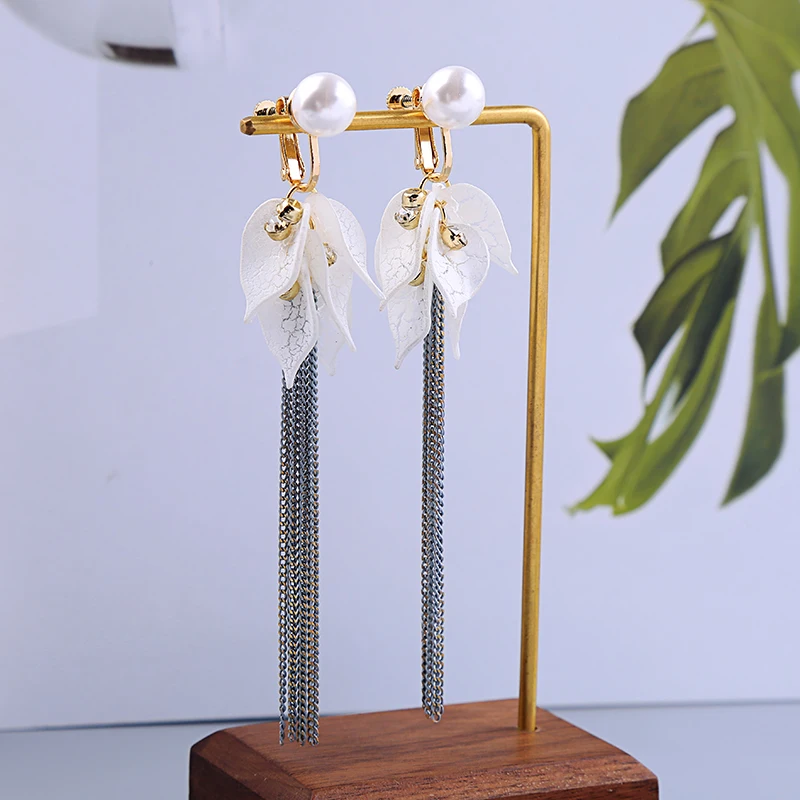 BALANBIU Imitation Pearl Crystal White Acrylic Flower Long Chains Tassel Gold Color Dangle Earrings Women Screw-back No Ear Hole
BALANBIU Imitation Pearl Crystal White Acrylic Flower Long Chains Tassel Gold Color Dangle Earrings Women Screw-back No Ear Hole