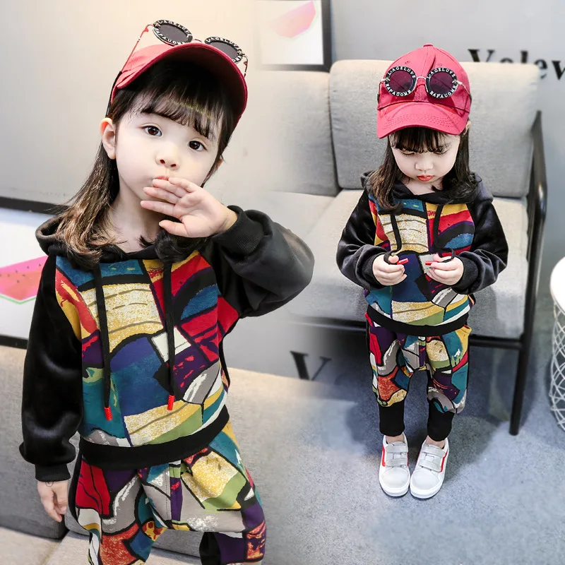 2018 Autumn Hot Selling Girls Geometry Graffiti Gold Velvet Piece Children Handsome Autumn Clothing Set Fashion
2018 Autumn Hot Selling Girls Geometry Graffiti Gold Velvet Piece Children Handsome Autumn Clothing Set Fashion