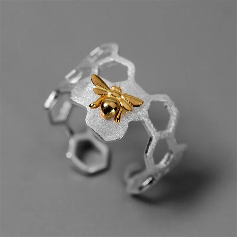 Real 925 Sterling Silver Natural Handmade Fine Jewelry Honeycomb Open Ring Home Guard Gold Bee Rings for Women Bijoux
Real 925 Sterling Silver Natural Handmade Fine Jewelry Honeycomb Open Ring Home Guard Gold Bee Rings for Women Bijoux