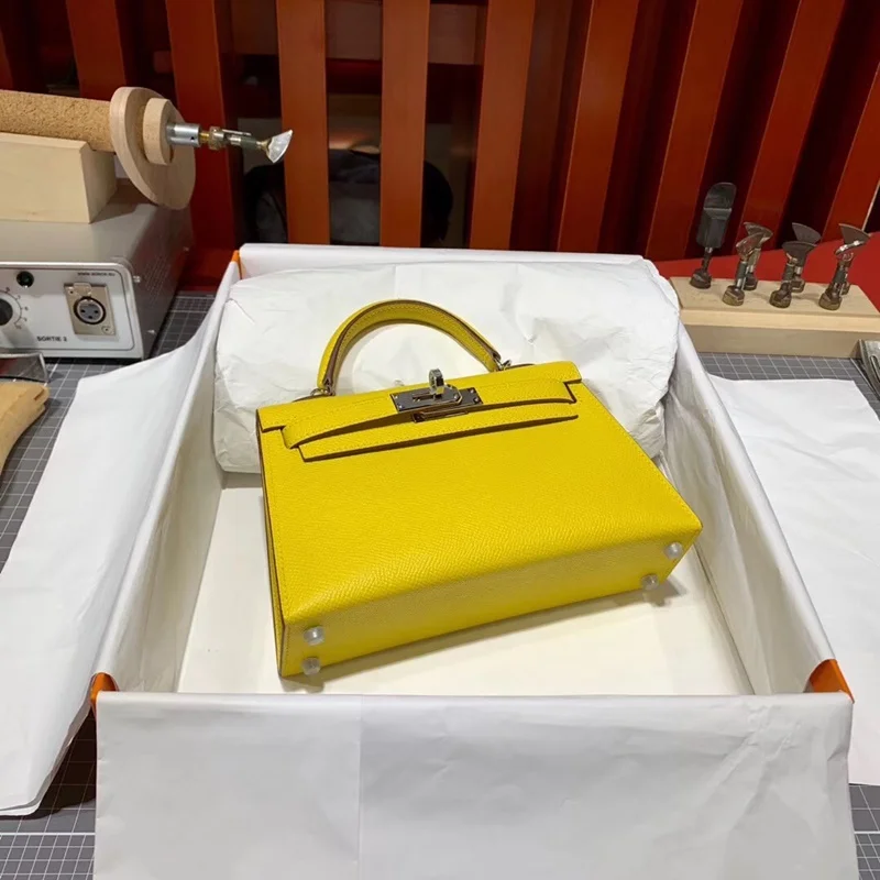 The highest quality ladies luxury fashion shoulder bag 100% leather brand famous ladies handbags all hand free shipping 19CM
The highest quality ladies luxury fashion shoulder bag 100% leather brand famous ladies handbags all hand free shipping 19CM