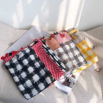 2020 autumn and winter New style Beach Shawl lady fashion cotton material scarf Women Multicolor Print Sunscreen silk scarf 
2020 autumn and winter New style Beach Shawl lady fashion cotton material scarf Women Multicolor Print Sunscreen silk scarf