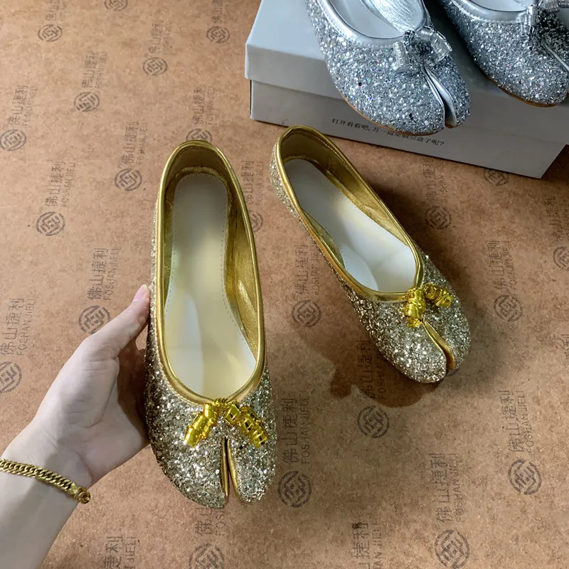 Branded Glitter Tabi Shoes Woman Fashion Leather Comfy Flats Split Toe Slippers Soft Bottom Loafers Brief Ladies Moccasins Shoes
Branded Glitter Tabi Shoes Woman Fashion Leather Comfy Flats Split Toe Slippers Soft Bottom Loafers Brief Ladies Moccasins Shoes