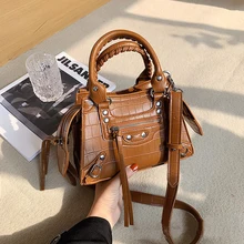 PU Leather Women Designer Handbag 2021 Girl Shopper Fashion Casual Punk Style Crocodile Pattern Solid Color Rivet Crossbody Bag
PU Leather Women Designer Handbag 2021 Girl Shopper Fashion Casual Punk Style Crocodile Pattern Solid Color Rivet Crossbody Bag